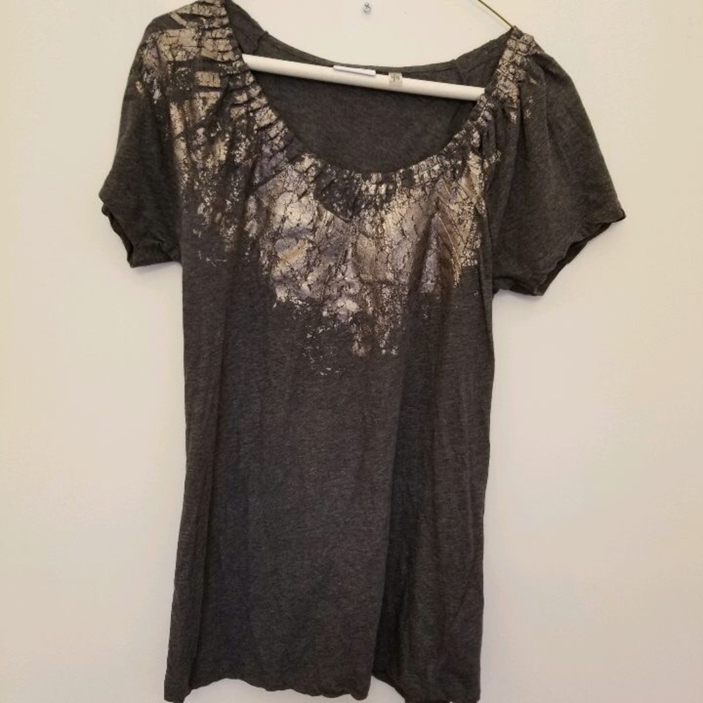 So attractive worn. Silver foil on grey DKNY top.